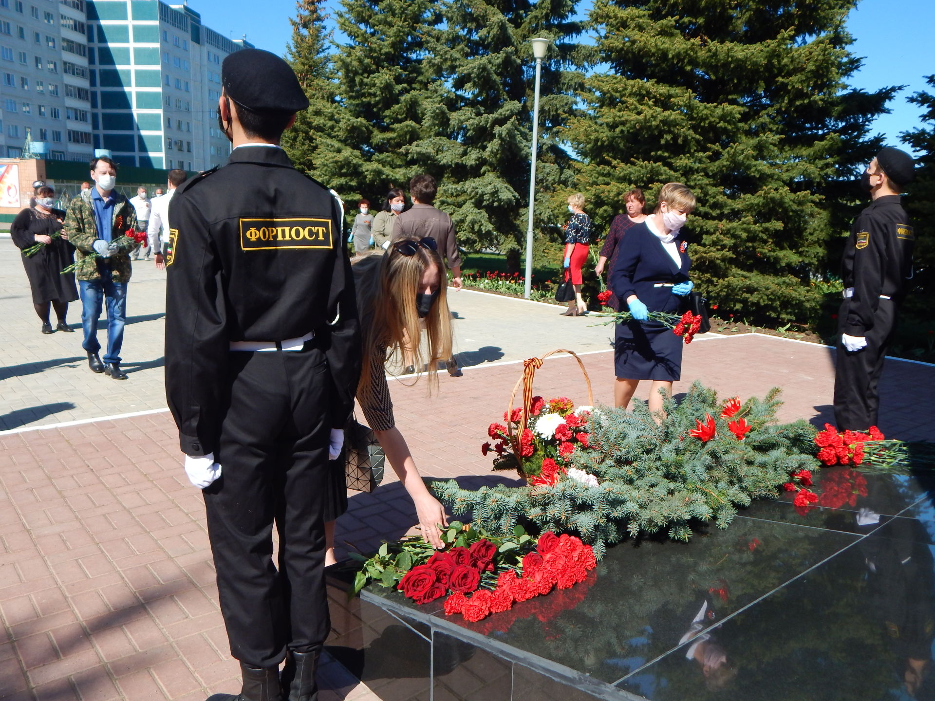 В Камских Полянах состоялось возложение цветов и венков к Монументу Победы
