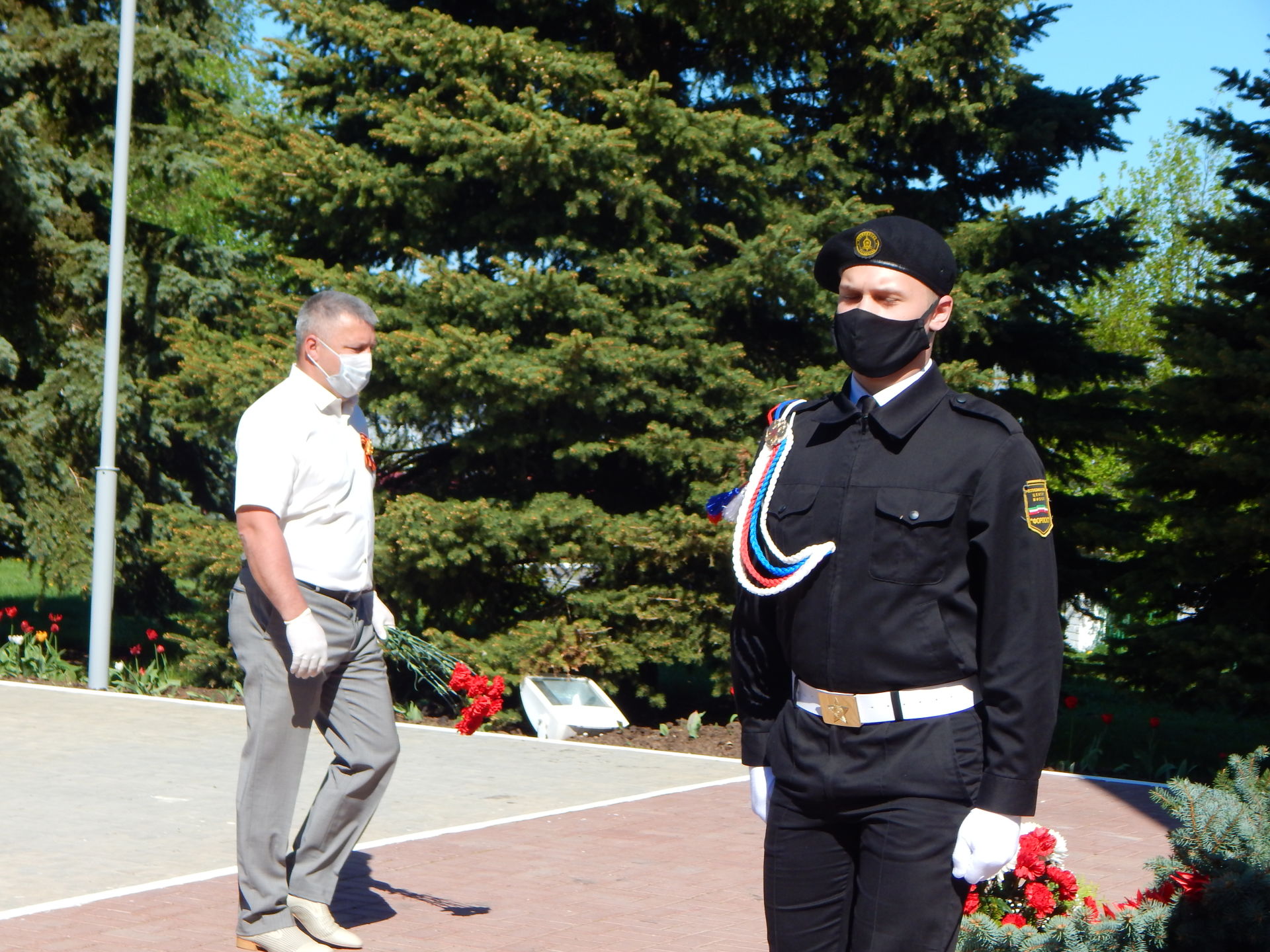 В Камских Полянах состоялось возложение цветов и венков к Монументу Победы