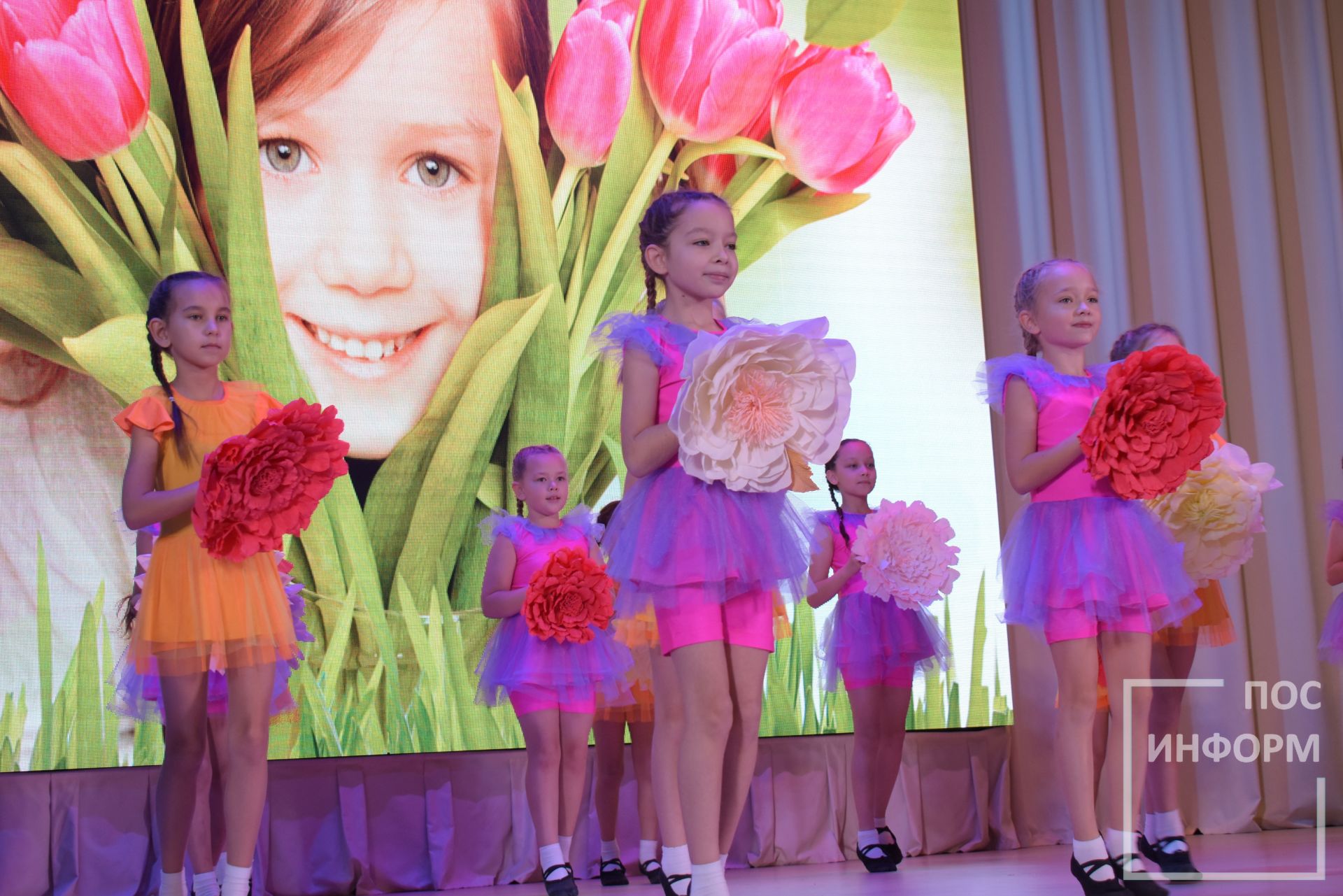В Камских Полянах состоялся районный фестиваль-конкурс «Тепло сердец для милых мам», посвященный Дню матери