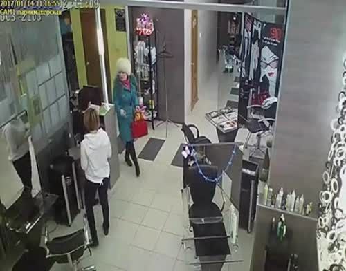 Женщина с ножом напала на парикмахера, отказавшегося её стричь (ВИДЕО)