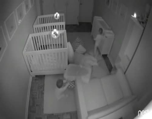Родители близнецов не поверили, когда посмотрели запись с ночной камеры... (Видео)