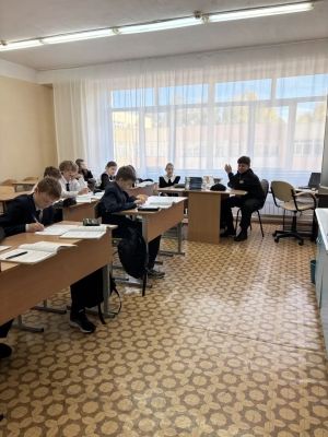 Цветы, улыбки и уроки: как «Форпост» поздравил учителей Камских Полян