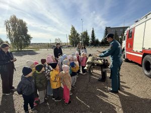Воспитанники детского сада Камских Полян познакомились с профессией пожарного