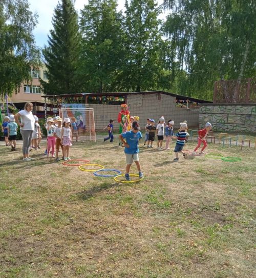 Воспитанники детского сада «Золотая рыбка» отметили День физкультурника