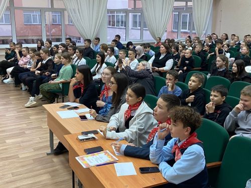 Бал «Осенние фантазии» в Камскополянской школе № 1 наполнен радостью и дружбой