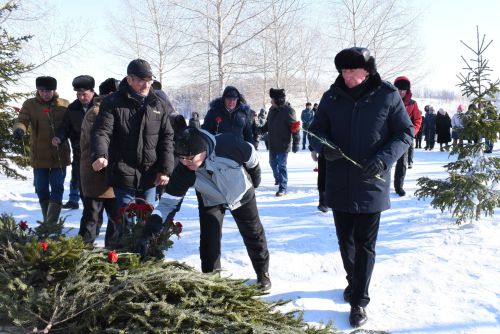 Жители Камских Полян почтили память воинов-интернационалистов
