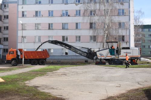В Камских Полянах проходит ремонт и замена дорожного покрытия по программе «Наш двор»