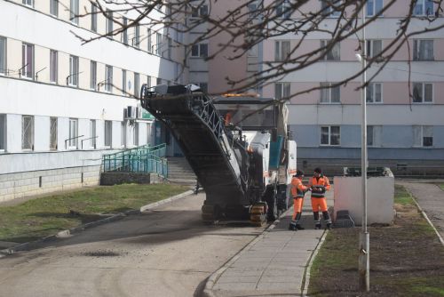 В Камских Полянах проходит ремонт и замена дорожного покрытия по программе «Наш двор»
