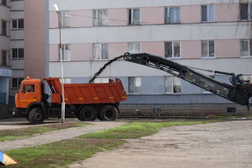 В Камских Полянах проходит ремонт и замена дорожного покрытия по программе «Наш двор»