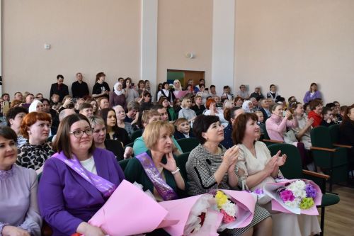 Сегодня для камполянских выпускников отзвенел последний школьный звонок