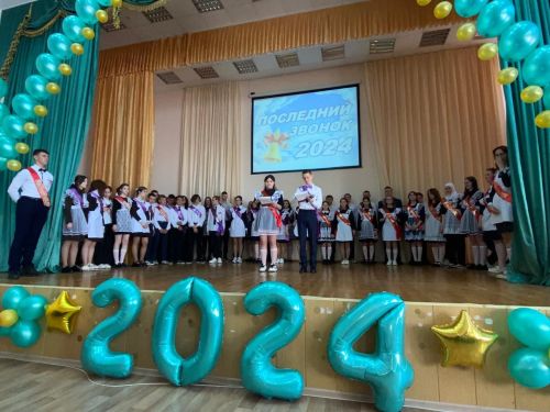 Сегодня для камполянских выпускников отзвенел последний школьный звонок
