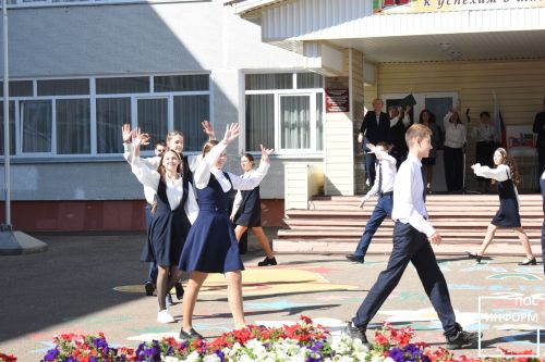 В школе №2 прошла торжественная линейка, посвященная дню знаний