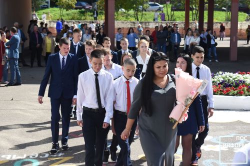 В школе №2 прошла торжественная линейка, посвященная дню знаний