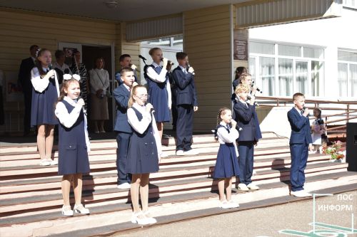 В школе №2 прошла торжественная линейка, посвященная дню знаний