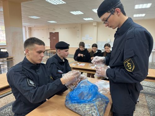 Сотрудники школы № 1 и отряд Форпост Камских Полян подготовили сухарики для бойцов в зоне СВО