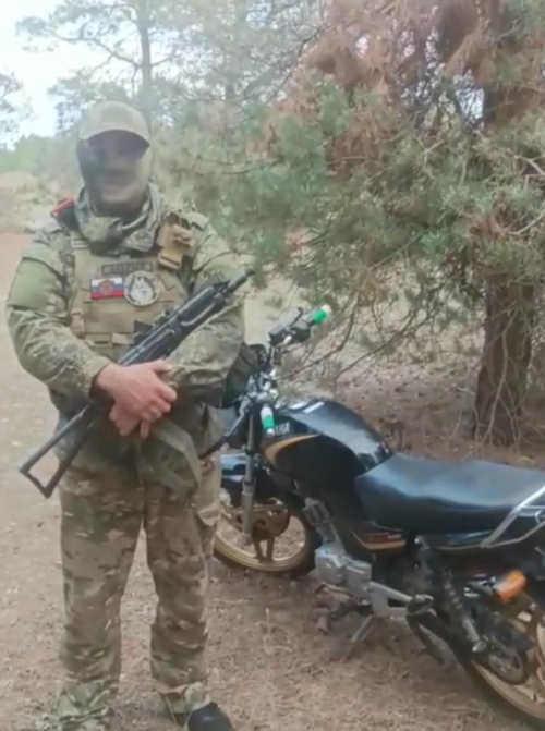 Глава Камских Полян поддержал бойцов, подарив им мотоцикл