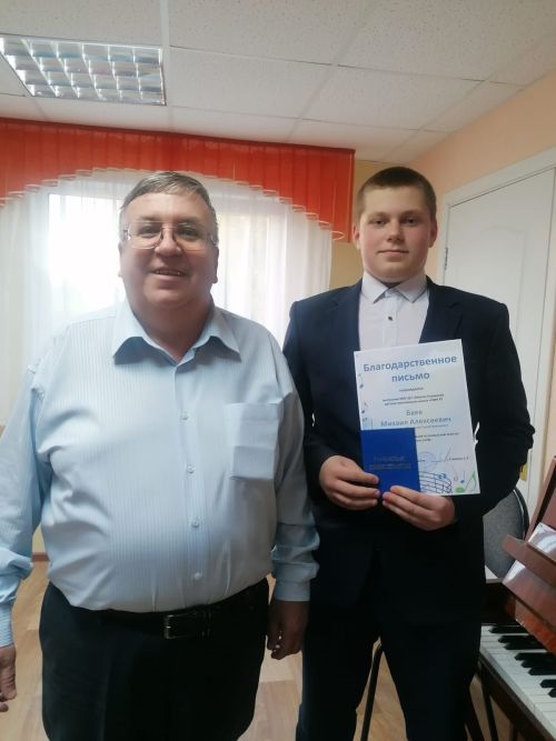 Очарованный баяном: преподаватель из Камских Полян 28 лет передает свою любовь к музыке детям