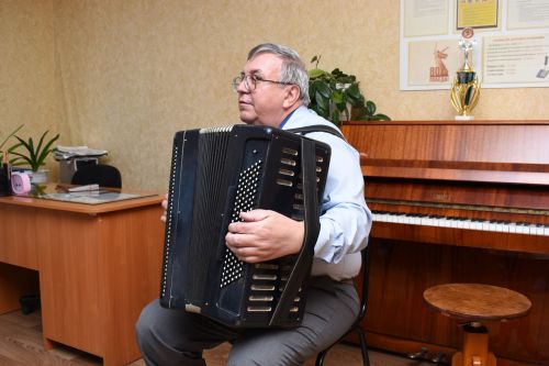 Очарованный баяном: преподаватель из Камских Полян 28 лет передает свою любовь к музыке детям