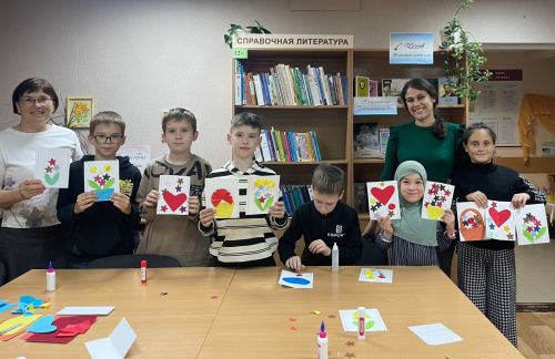 Своими руками: юные камполянцы создали поздравительные открытки для любимых учителей