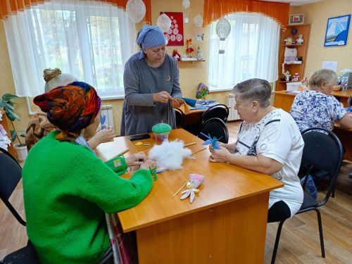 «Золотые руки» умельцев Камских Полян: в «Радуге» прошел творческий мастер-класс для старшего поколения