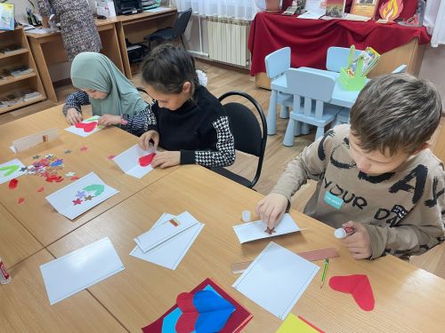 Своими руками: юные камполянцы создали поздравительные открытки для любимых учителей