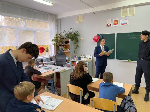 Урок наоборот: в школе № 1 Камских Полян прошел День самоуправления в честь Дня учителя