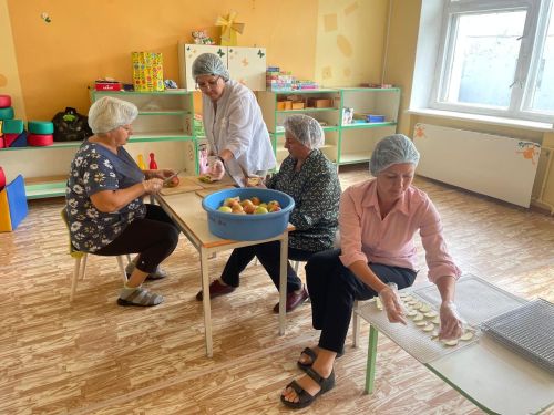 Сотрудники детского сада «Солнышко» подготовили гуманитарную помощь