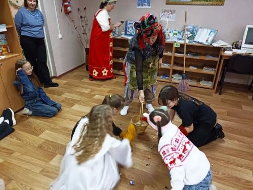 Новогодние приключения в библиотеке: школьники из Камских Полян отправились «В поисках Снегурочки»