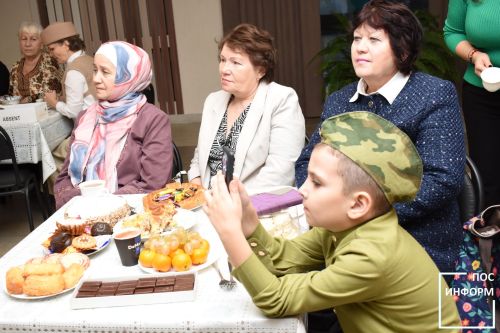 Специалисты культурного центра поздравили волонтеров Камских Полян