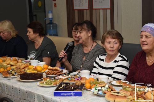 Специалисты культурного центра поздравили волонтеров Камских Полян
