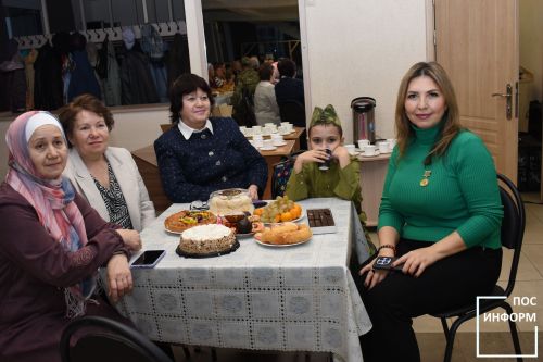 Специалисты культурного центра поздравили волонтеров Камских Полян
