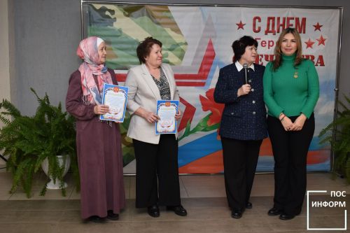 Специалисты культурного центра поздравили волонтеров Камских Полян