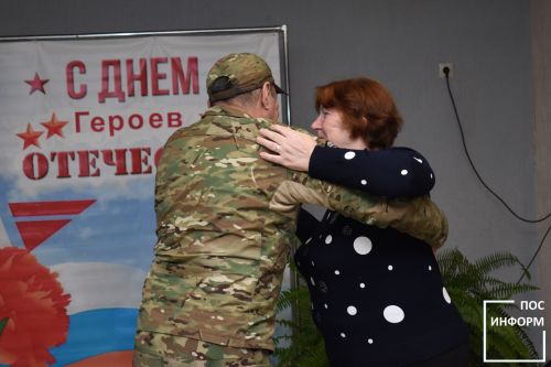 Специалисты культурного центра поздравили волонтеров Камских Полян