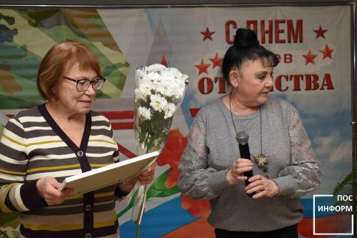 Специалисты культурного центра поздравили волонтеров Камских Полян