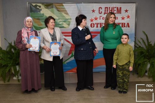 Специалисты культурного центра поздравили волонтеров Камских Полян