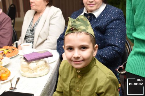 Специалисты культурного центра поздравили волонтеров Камских Полян