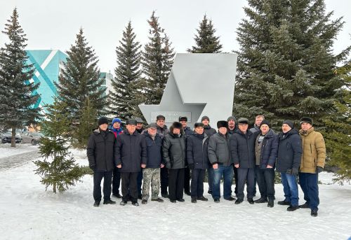 Сердца в единстве: жители Камских Полян почтили память воинов-интернационалистов
