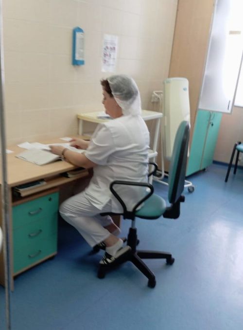 Медицинская сестра Людмила Васильева с заботой и сочувствием относится к пациентам
