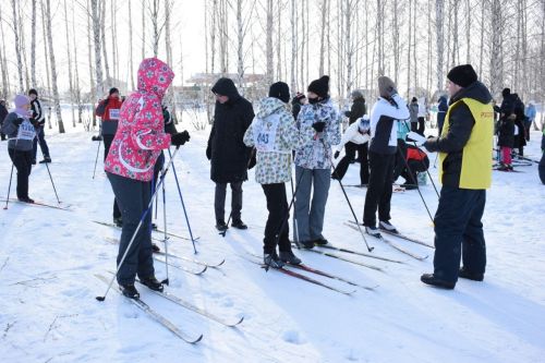 Жители Камских Полян приняли участие в массовых лыжных гонках  «Лыжня России-2025»