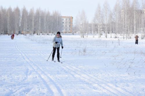 Жители Камских Полян приняли участие в массовых лыжных гонках  «Лыжня России-2025»