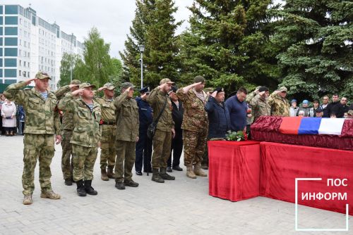Камские Поляны простились с героем СВО Валерием Трофимовым
