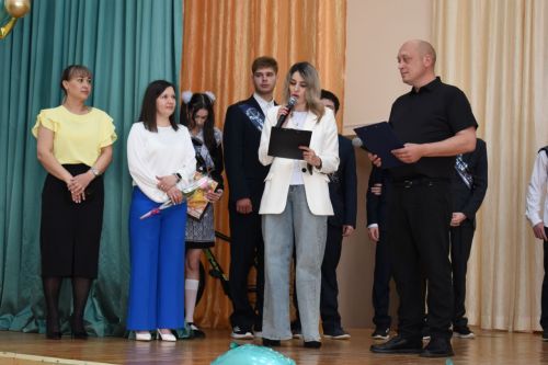 В добрый путь, выпускники! В школе № 1 Камских Полян прозвенел последний звонок