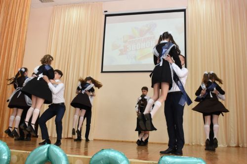В добрый путь, выпускники! В школе № 1 Камских Полян прозвенел последний звонок