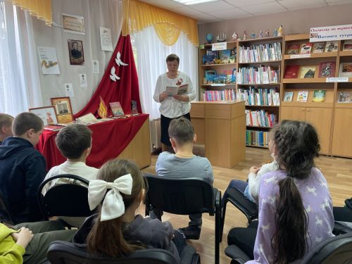 Книга как память: в библиотеке Камских Полян детям читали о войне