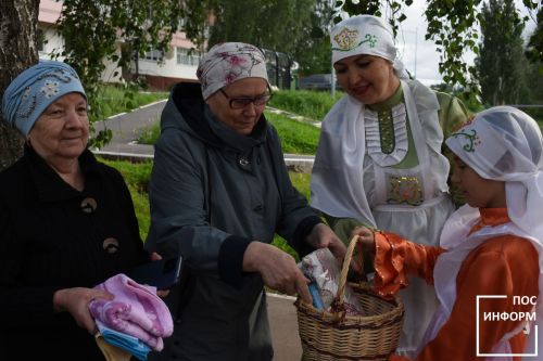 В Камских Полянах прошел традиционный сбор подарков к празднику «Сабантуй»