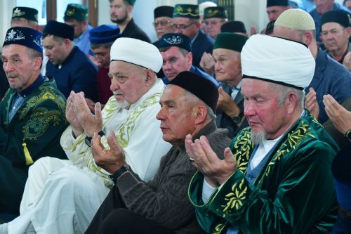 Рустам Минниханов принял участие в праздничном намазе в возрожденной мечети села Маскара Кукморского района
