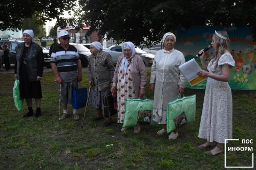 Яркий праздник двора прошел в первом микрорайоне Камских Полян