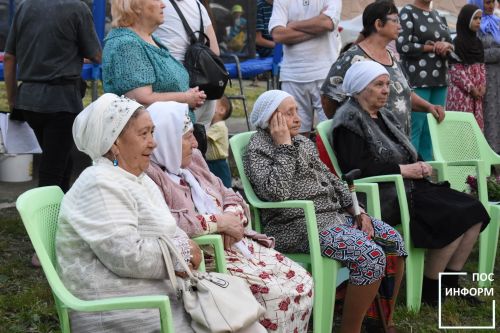 Яркий праздник двора прошел в первом микрорайоне Камских Полян
