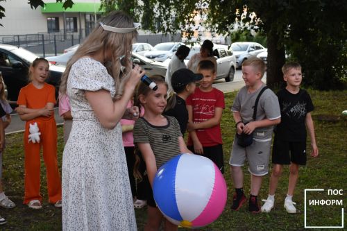 Яркий праздник двора прошел в первом микрорайоне Камских Полян