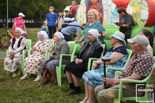 Яркий праздник двора прошел в первом микрорайоне Камских Полян